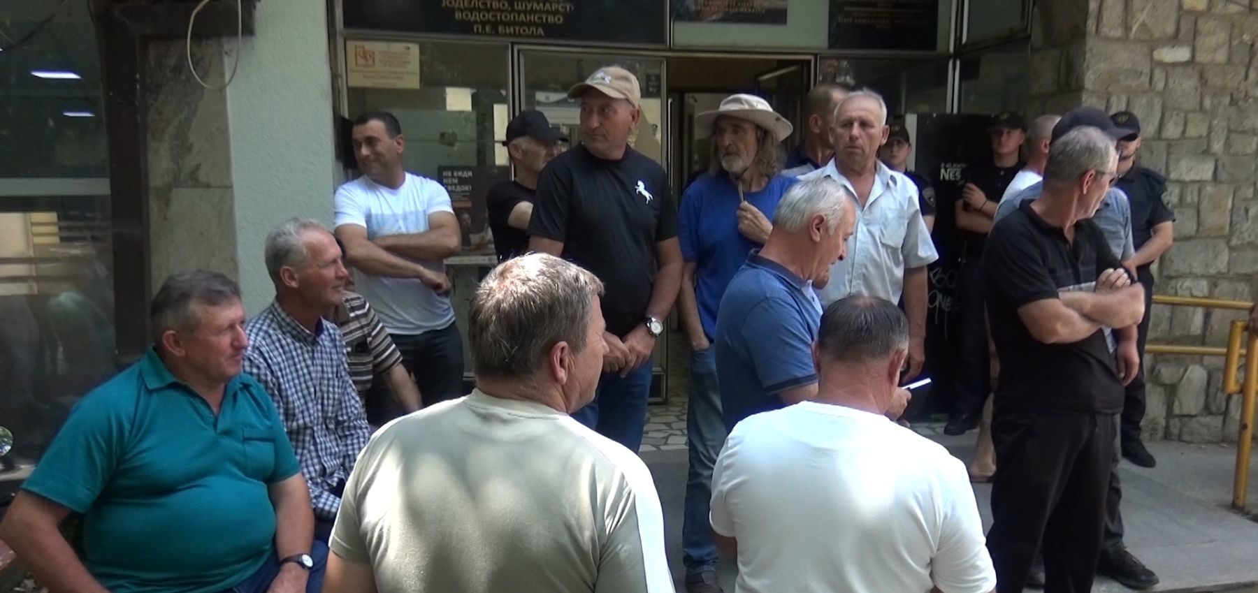 ИТНА ИСПЛАТА НА СУБВЕНЦИИТЕ И ГАРАНТИРАНИ ЦЕНИ ИЛИ ЌЕ ИМА БЛОКАДИ НА ПАТИШТАТА И ПРОТЕСТ ВО СКОПЈЕ, ПРОТЕСТИРАА ЗЕМЈОДЕЛЦИТЕ ВО БИТОЛА