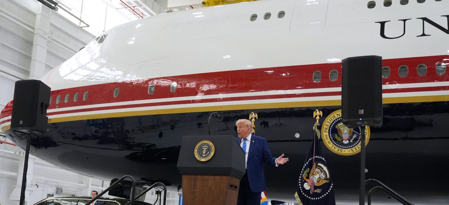 ТРАМП ГО ПРЕТСТАВИ НОВИОТ ПРЕТСЕДАТЕЛСКИ АВИОН ОД 400 МИЛИОНИ ДОЛАРИ ПОДАРЕН ОД КАТАР ТРАМП ГО ПРЕТСТАВИ НОВИОТ ПРЕТСЕДАТЕЛСКИ АВИОН ОД 400 МИЛИОНИ ДОЛАРИ ПОДАРЕН ОД КАТАР