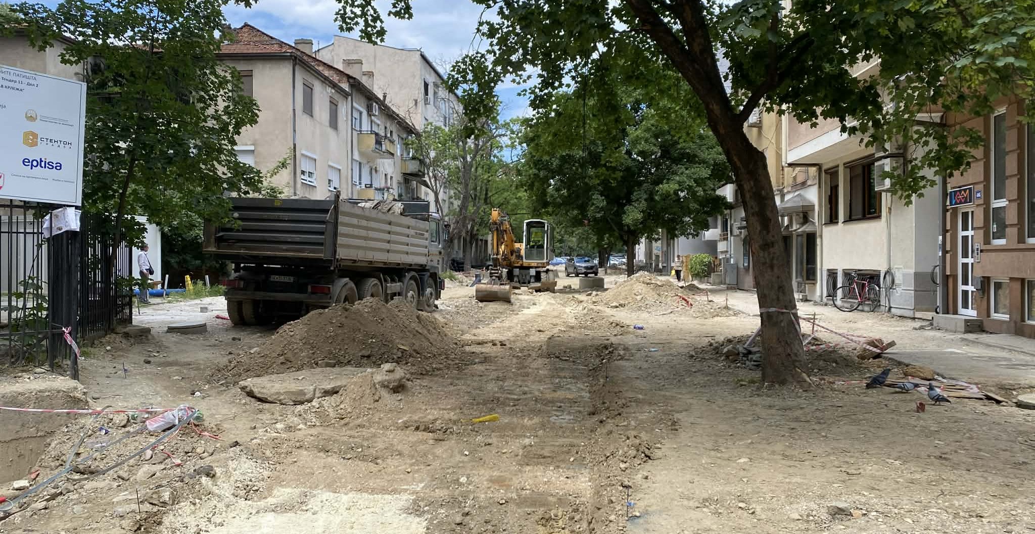УЛИЦАТА МИРОСЛАВ КРЛЕЖА КАЈ МИНИСТЕРСТВОТО ЗА КУЛТУРА ТРИ МЕСЕЦИ Е РАСКОПАНА УЛИЦАТА МИРОСЛАВ КРЛЕЖА КАЈ МИНИСТЕРСТВОТО ЗА КУЛТУРА ТРИ МЕСЕЦИ Е РАСКОПАНА