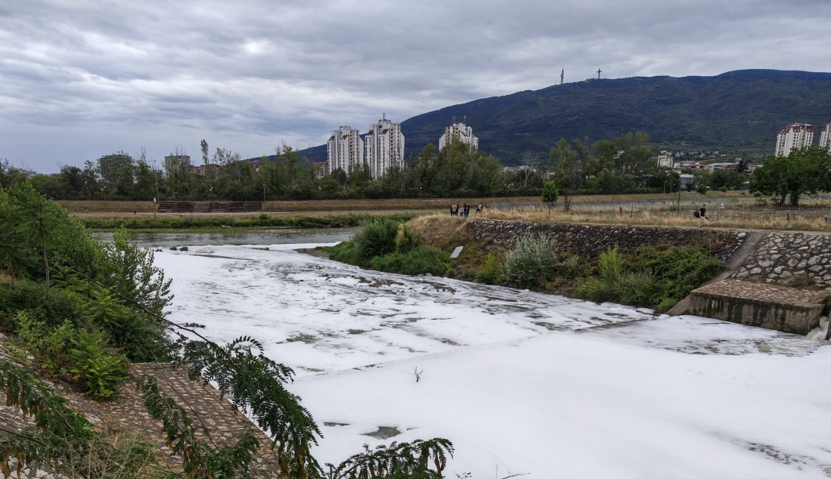 БЕЛА ПЕНА ТЕЧЕ НИЗ ЛЕПЕНЕЦ ВО СКОПЈЕ БЕЛА ПЕНА ТЕЧЕ НИЗ ЛЕПЕНЕЦ ВО СКОПЈЕ