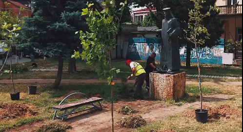 СЕ УРЕДУВА ПАРКОТ КАЈ МУЗИЧКОТО УЧИЛИШТЕ СО СПОМЕНИК НА КИРИЛ ПЕЈЧИНОВИЌ ВО ТЕТОВО ЗАПУСТЕН СО ГОДИНИ СЕ УРЕДУВА ПАРКОТ КАЈ МУЗИЧКОТО УЧИЛИШТЕ СО СПОМЕНИК НА КИРИЛ ПЕЈЧИНОВИЌ ВО ТЕТОВО ЗАПУСТЕН СО ГОДИНИ