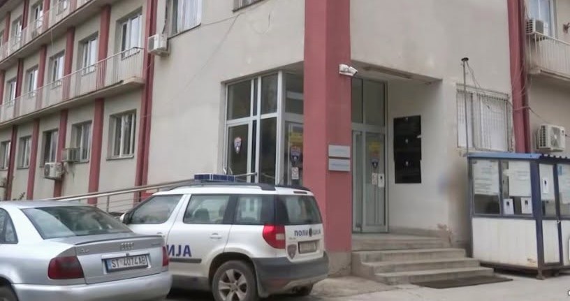 ТЕШКО ПОВРЕДЕН 21-ГОДИШЕН ШТИПЈАНЕЦ КОЈ ПАДНАЛ ОД ОТВОРЕН ПРОЗОРЕЦ НА КОЛА ВО ДВИЖЕЊЕ