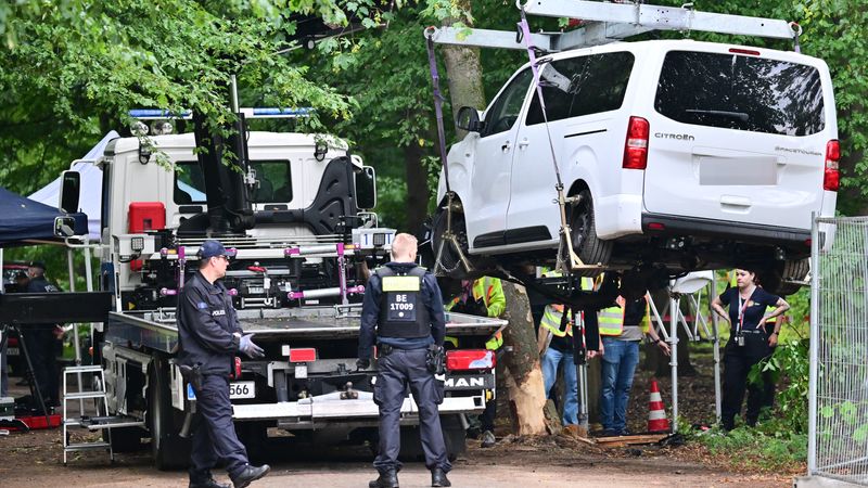 ПОЛИЦИЈАТА ГО УБИ НАПАЃАЧОТ КОЈ СО КОМБЕ ВЛЕТА ВО ПАРАДАТА НА ГОРДОСТА ВО БЕРЛИН ПОЛИЦИЈАТА ГО УБИ НАПАЃАЧОТ КОЈ СО КОМБЕ ВЛЕТА ВО ПАРАДАТА НА ГОРДОСТА ВО БЕРЛИН