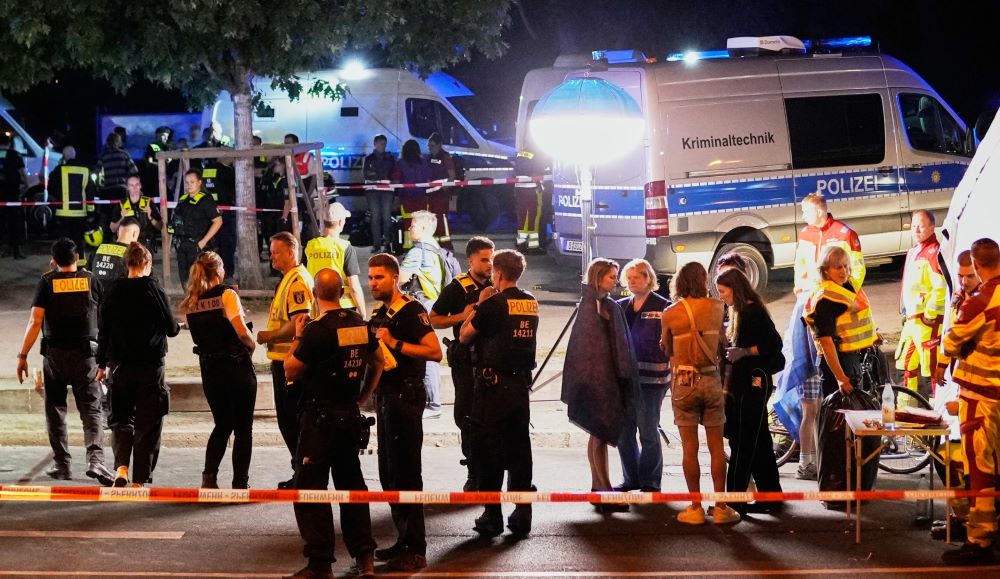 ЕДЕН ЗАГИНАТ, 16 ПОВРЕДЕНИ ОТКАКО ВОЗИЛО ВЛЕТА ВО ПАРАДАТА НА ГОРДОСТА ВО БЕРЛИН