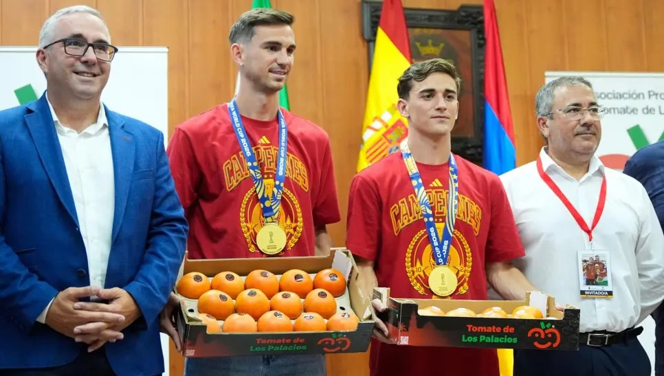 ШПАНСКИТЕ ФУДБАЛЕРИ РУИС И ГАВИ ДОБИЈА НАД 150 КИЛОГРАМИ ДОМАТИ ЗА ОСВОЈУВАЊЕТО НА СВЕТСКОТО ПРВЕНСТВО ШПАНСКИТЕ ФУДБАЛЕРИ РУИС И ГАВИ ДОБИЈА НАД 150 КИЛОГРАМИ ДОМАТИ ЗА ОСВОЈУВАЊЕТО НА СВЕТСКОТО ПРВЕНСТВО