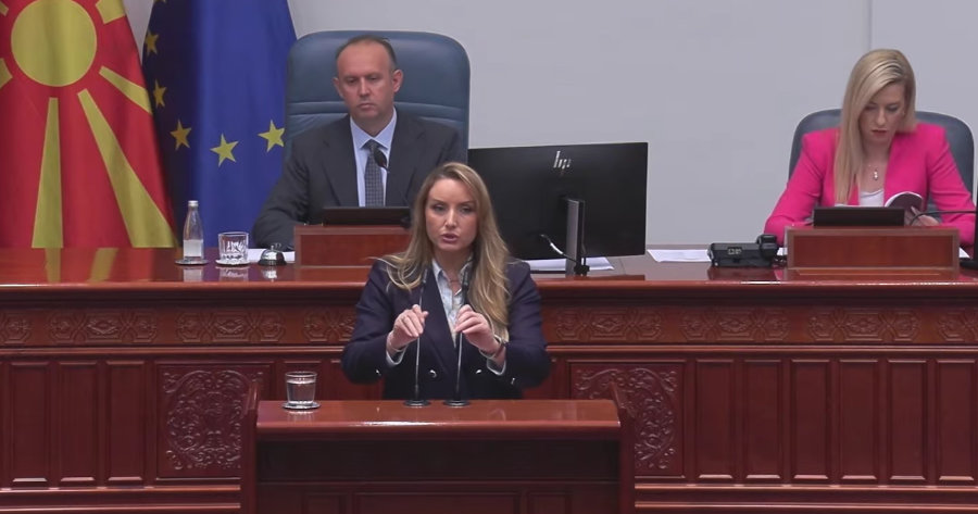 ПРАТЕНИЧКАТА ДАУТИ НЕ САКАШЕ ДА СЕ ТРГНЕ ОД СОБРАНИСКАТА ГОВОРНИЦА ЗАШТО ПРЕМИЕРОТ НЕ Ѝ ОДГОВАРА НА ПРАТЕНИЧКО ПРАШАЊЕ, ГАШИ ЈА ПРЕКИНА СЕДНИЦАТА, НА МИНИСТРИТЕ ИМ БЕШЕ СМЕШНО