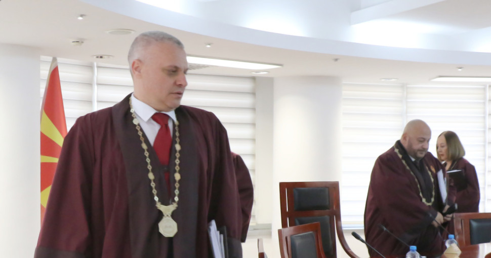 УСТАВНИОТ СУДИЈА ГОЦЕ НАУМОВСКИ НАЈАВИЛ, НО НЕ ДОШОЛ НА СЕДНИЦА, ПА ПРЕТСЕДАТЕЛОТ НА СУДОТ ГО НАШОЛ ПРЕКУ ГАШИ КОМУ МУ КАЖАЛ ДЕКА СИ ПОДНЕСУВА ОСТАВКА УСТАВНИОТ СУДИЈА ГОЦЕ НАУМОВСКИ НАЈАВИЛ, НО НЕ ДОШОЛ НА СЕДНИЦА, ПА ПРЕТСЕДАТЕЛОТ НА СУДОТ ГО НАШОЛ ПРЕКУ ГАШИ КОМУ МУ КАЖАЛ ДЕКА СИ ПОДНЕСУВА ОСТАВКА