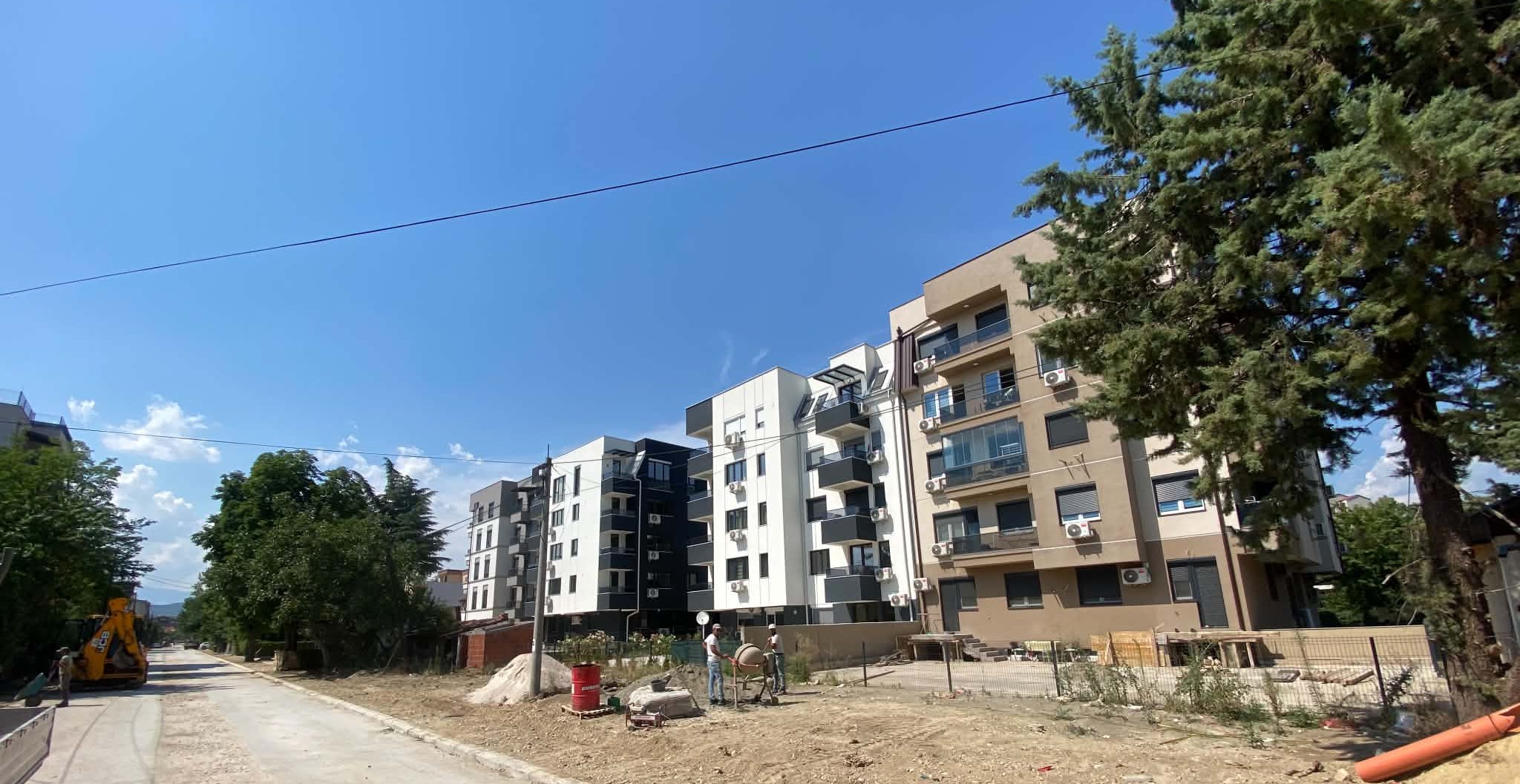 СЕКОЈА КУЌА ВО СКОПСКИ ХРОМ СТАНА ЗГРАДА, НЕМА МЕСТО ЗА УПИС ВО ГРАДИНКА, ШКОЛОТО Е БЕЗ САЛА И ДВОР, ТРОТОАРИТЕ И УЛИЦИТЕ БЛОКИРАНИ СО КОЛИ