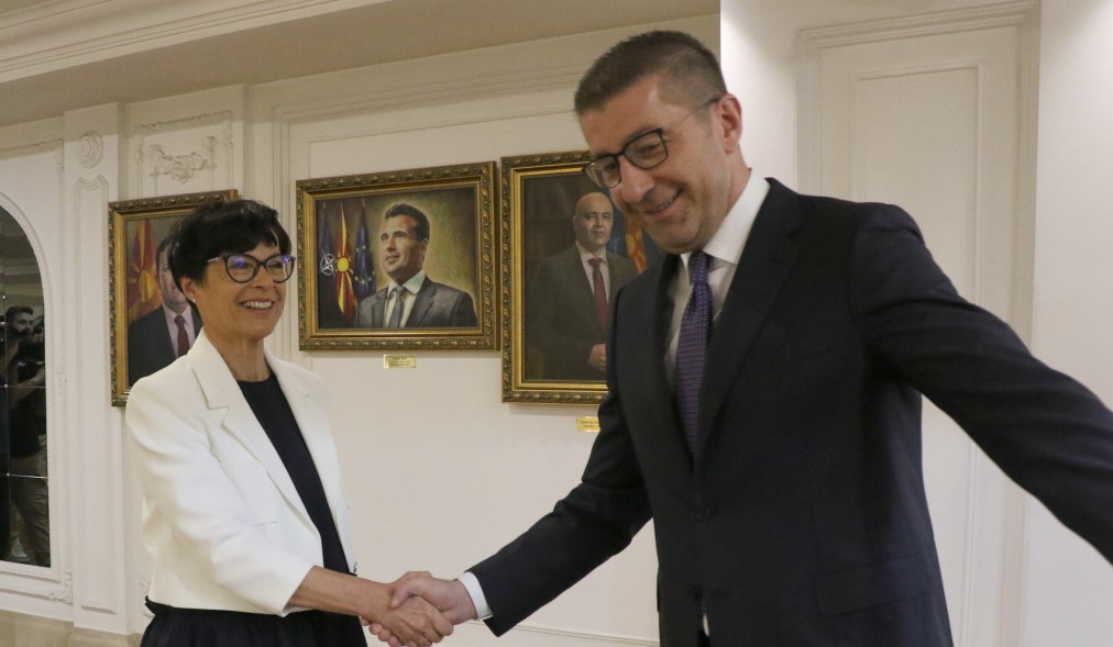 СО ЧЛЕНСТВО ВО ЕУ ЌЕ ДОБИЕТЕ МНОГУ ПОВЕЌЕ ПАРИ, ЈА ОХРАБРУВАМ ВЛАДАТА ДА ГИ НАПРАВИ УСТАВНИТЕ ИЗМЕНИ, КАЖА КОС ПО СРЕДБАТА СО МИЦКОСКИ СО ЧЛЕНСТВО ВО ЕУ ЌЕ ДОБИЕТЕ МНОГУ ПОВЕЌЕ ПАРИ, ЈА ОХРАБРУВАМ ВЛАДАТА ДА ГИ НАПРАВИ УСТАВНИТЕ ИЗМЕНИ, КАЖА КОС ПО СРЕДБАТА СО МИЦКОСКИ