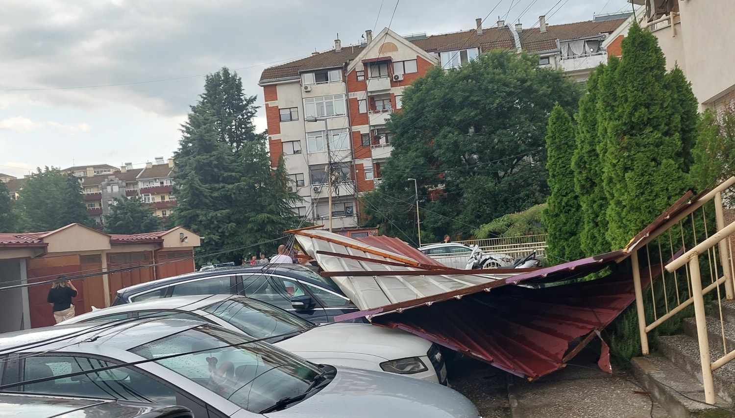 НАД 100 ПАДНАТИ ДРВЈА, ОШТЕТЕНИ 18 КОЛИ ВО НЕВРЕМЕТО ВО КУМАНОВО НАД 100 ПАДНАТИ ДРВЈА, ОШТЕТЕНИ 18 КОЛИ ВО НЕВРЕМЕТО ВО КУМАНОВО