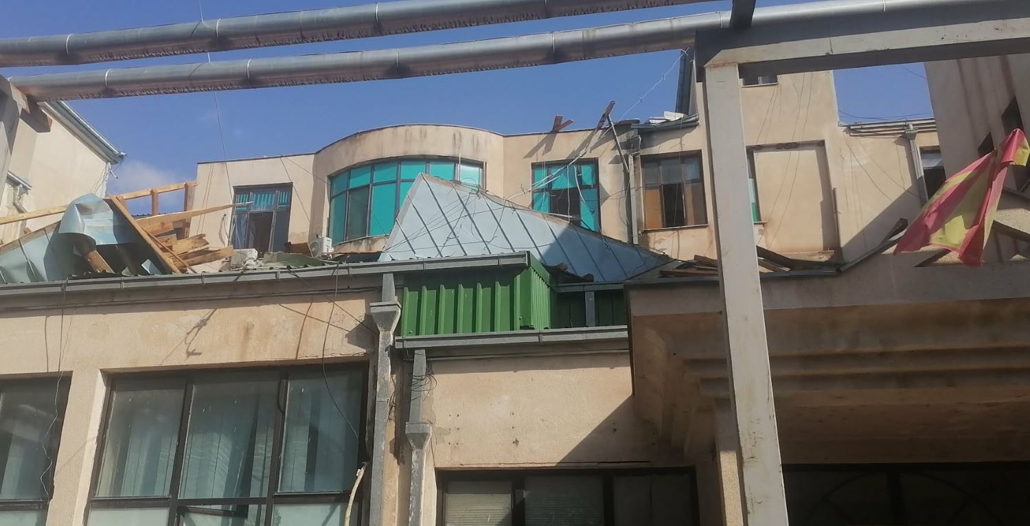ВО НЕВРЕМЕТО ПАДНА ПОКРИВОТ НА ШТИПСКАТА БОЛНИЦА И ПРОКИСНАА НАЈГОРНИТЕ КАТОВИ ВО НЕВРЕМЕТО ПАДНА ПОКРИВОТ НА ШТИПСКАТА БОЛНИЦА И ПРОКИСНАА НАЈГОРНИТЕ КАТОВИ