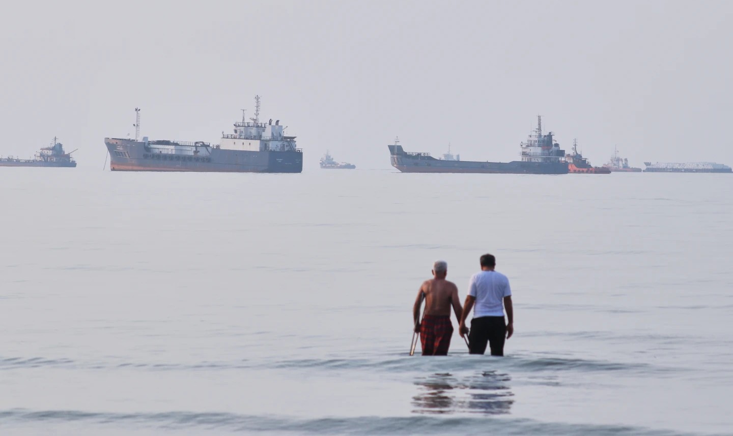 ИРАН ПОГОДИ ТАНКЕРИ ВО ОРМУСКИОТ ТЕСНЕЦ, САД ИЗВРШИЈА НАПАДИ ТРЕТА НОЌ ПО РЕД ИРАН ПОГОДИ ТАНКЕРИ ВО ОРМУСКИОТ ТЕСНЕЦ, САД ИЗВРШИЈА НАПАДИ ТРЕТА НОЌ ПО РЕД