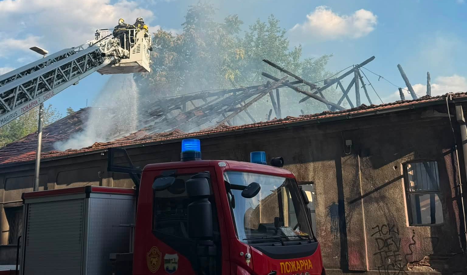 УАПСЕНИ ДВАЈЦА КОИ ГО ПРЕДИЗВИКАЛЕ ПОЖАРОТ НА ЈУЖЕН БУЛЕВАР ВО СКОПЈЕ УАПСЕНИ ДВАЈЦА КОИ ГО ПРЕДИЗВИКАЛЕ ПОЖАРОТ НА ЈУЖЕН БУЛЕВАР ВО СКОПЈЕ