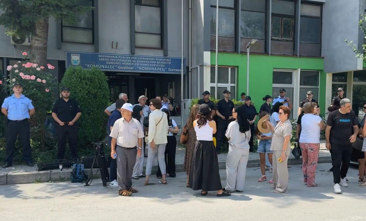 НАД 3.100 ЗАТРУЕНИ ОД ВОДАТА ВО ГОСТИВАР, ПРИВЕДЕНИ ДИРЕКТОРКАТА НА „КОМУНАЛЕЦ“ И УШТЕ ДВАЈЦА РАКОВOДИТЕЛИ НАД 3.100 ЗАТРУЕНИ ОД ВОДАТА ВО ГОСТИВАР, ПРИВЕДЕНИ ДИРЕКТОРКАТА НА „КОМУНАЛЕЦ“ И УШТЕ ДВАЈЦА РАКОВOДИТЕЛИ