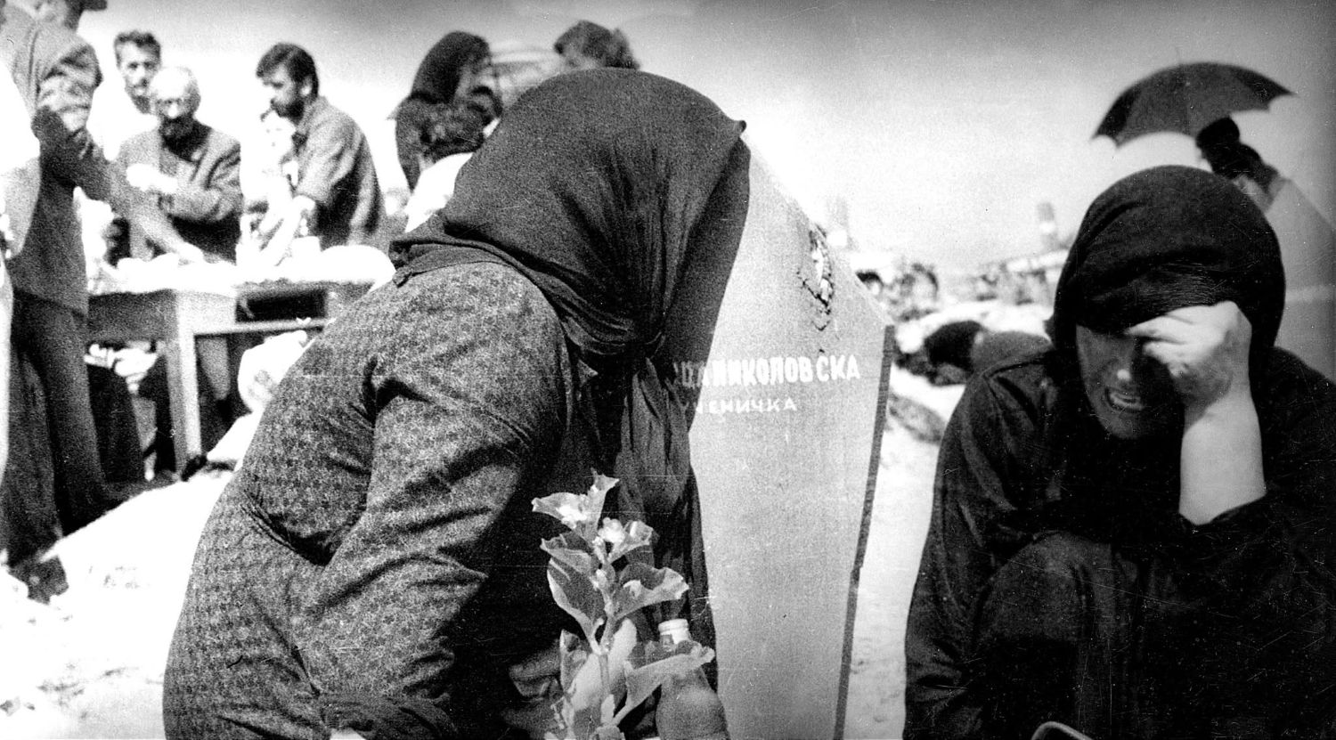 НА 26 ЈУЛИ СЕ ОТВОРА ИЗЛОЖБА НА ФОТОГРАФИИ ОД ТАЖАЧКИТЕ НА ГРОБИШТАТА КОИ ЕТНОЛОГОТ ВАСИЛ ХАЏИМАНОВ ГИ СНИМИЛ ПО СКОПСКИОТ ЗЕМЈОТРЕС ВО 1963 НА 26 ЈУЛИ СЕ ОТВОРА ИЗЛОЖБА НА ФОТОГРАФИИ ОД ТАЖАЧКИТЕ НА ГРОБИШТАТА КОИ ЕТНОЛОГОТ ВАСИЛ ХАЏИМАНОВ ГИ СНИМИЛ ПО СКОПСКИОТ ЗЕМЈОТРЕС ВО 1963