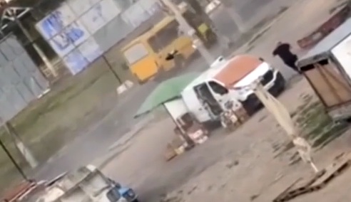 УКРАИНА ОБЈАВИ ВИДЕО НА КОЕ РУСКИ ДРОН ГОНИ УЛИЧЕН ПРОДАВАЧ ВО ХЕРСОН