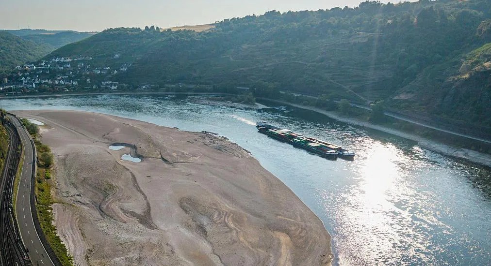 РАЈНА ПАДНА НА РЕКОРДНО НИСКО НИВО СРЕДЕ ДОЛГИОТ ТОПЛОТЕН БРАН ВО ЕВРОПА, РОМАНИЈА МИНИРАШЕ КАРПА НА ДУНАВ ЗАРАДИ ПОДОБАР ПРОТОК РАЈНА ПАДНА НА РЕКОРДНО НИСКО НИВО СРЕДЕ ДОЛГИОТ ТОПЛОТЕН БРАН ВО ЕВРОПА, РОМАНИЈА МИНИРАШЕ КАРПА НА ДУНАВ ЗАРАДИ ПОДОБАР ПРОТОК