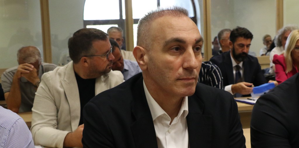 НА ОБВИНЕТ ЗА ПРОНЕВЕРАТА ОД 9,7 МИЛИОНИ ЕВРА ВО ДРЖАВНА ЛОТАРИЈА ДУРИ ДЕНЕСКА МУ ЗАТРЕБА ОБВИНИТЕЛЕН ПРЕДЛОГ НА АЛБАНСКИ ЈАЗИК, СУДЕЊЕТО СЕ ПРЕКИНА ЗА ДА ДОБИЕ ПРЕВЕДЕН ДОКУМЕНТ НА ОБВИНЕТ ЗА ПРОНЕВЕРАТА ОД 9,7 МИЛИОНИ ЕВРА ВО ДРЖАВНА ЛОТАРИЈА ДУРИ ДЕНЕСКА МУ ЗАТРЕБА ОБВИНИТЕЛЕН ПРЕДЛОГ НА АЛБАНСКИ ЈАЗИК, СУДЕЊЕТО СЕ ПРЕКИНА ЗА ДА ДОБИЕ ПРЕВЕДЕН ДОКУМЕНТ