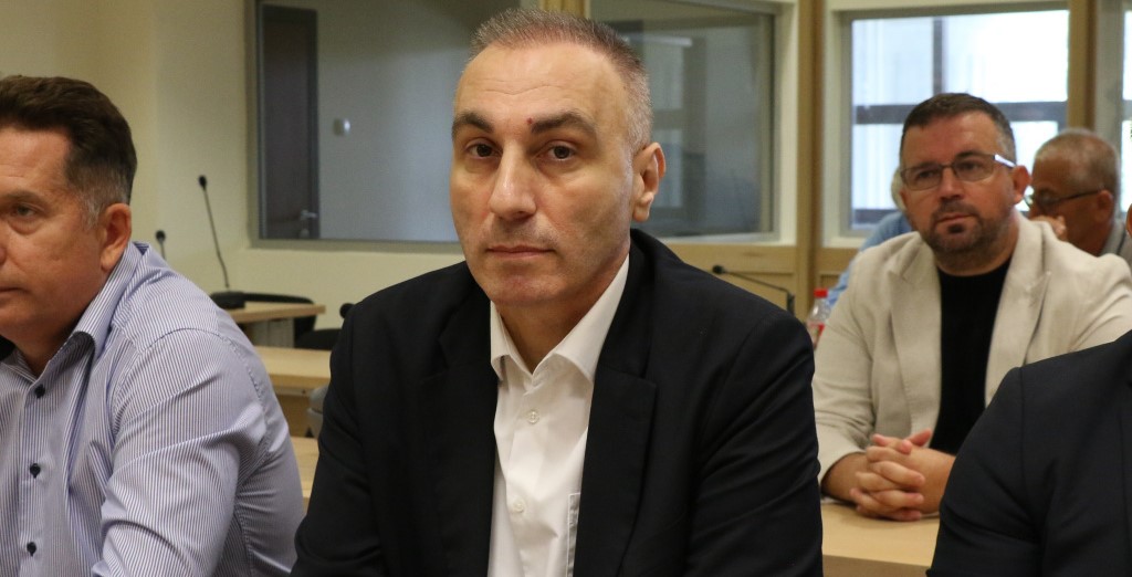 ПОЧНА СУДЕЊЕТО НА АРТАН ГРУБИ И ШЕСТ ОД СЕДУМТЕМИНА СООБВИНЕТИ ЗА ПРОНЕВЕРА НА 8,2 МИЛИОНИ ЕВРА ОД ДРЖАВНА ЛОТАРИЈА, ВО БЕГСТВО Е ДИРЕКТОРОТ ПРПАРИМ БАЈРАМИ