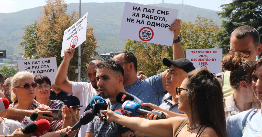 КАМИОНЏИИТЕ ПРОТЕСТИРАА ПРЕД ДЕЛЕГАЦИЈАТА НА ЕУ ВО СКОПЈЕ, БАРААТ ДА ИМ СЕ РЕШИ ПРЕСТОЈОТ ВО ШЕНГЕН-ЗОНАТА КАМИОНЏИИТЕ ПРОТЕСТИРАА ПРЕД ДЕЛЕГАЦИЈАТА НА ЕУ ВО СКОПЈЕ, БАРААТ ДА ИМ СЕ РЕШИ ПРЕСТОЈОТ ВО ШЕНГЕН-ЗОНАТА