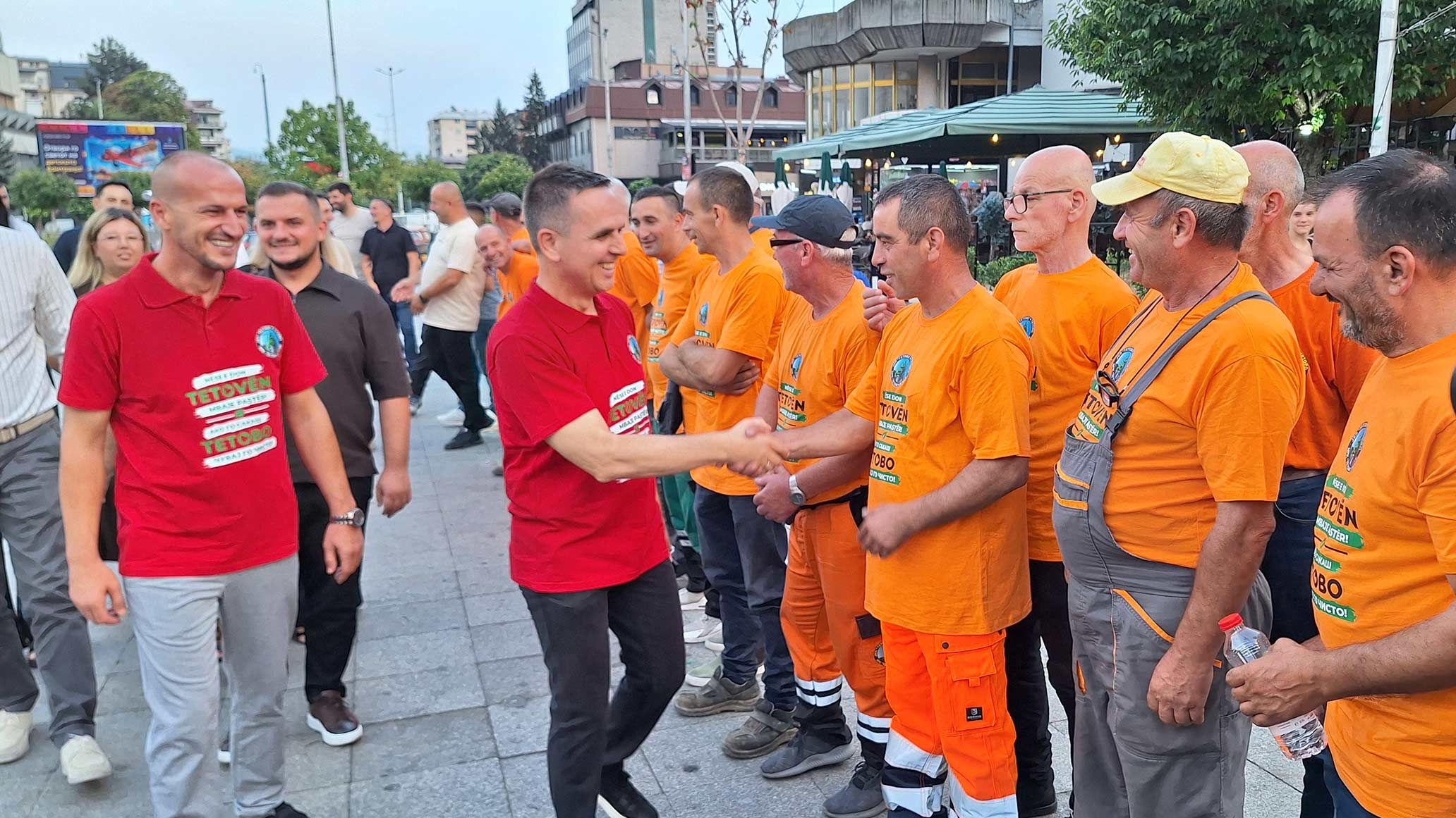 ТЕТОВСКИТЕ КОМУНАЛЦИ ПРОСЛАВИЈА НА ГРАДСКИОТ ПЛОШТАД ШТО ЗА ПРВПАТ ПО 10 ГОДИНИ ДОБИВААТ РЕДОВНА ПЛАТА ТЕТОВСКИТЕ КОМУНАЛЦИ ПРОСЛАВИЈА НА ГРАДСКИОТ ПЛОШТАД ШТО ЗА ПРВПАТ ПО 10 ГОДИНИ ДОБИВААТ РЕДОВНА ПЛАТА