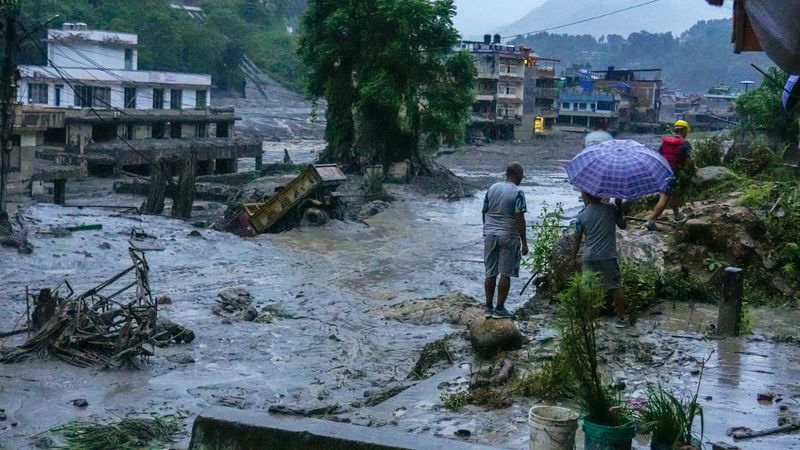 НАЈМАЛКУ 475 МРТВИ ВО ПОПЛАВИТЕ ВО НЕПАЛ И ТИБЕТ, КИНА ЈА ПРЕКИНА СПАСУВАЧКАТА АКЦИЈА ПОРАДИ РИЗИК ОД ПУКАЊЕ НА НОВОСОЗДАДЕНО ЕЗЕРО
