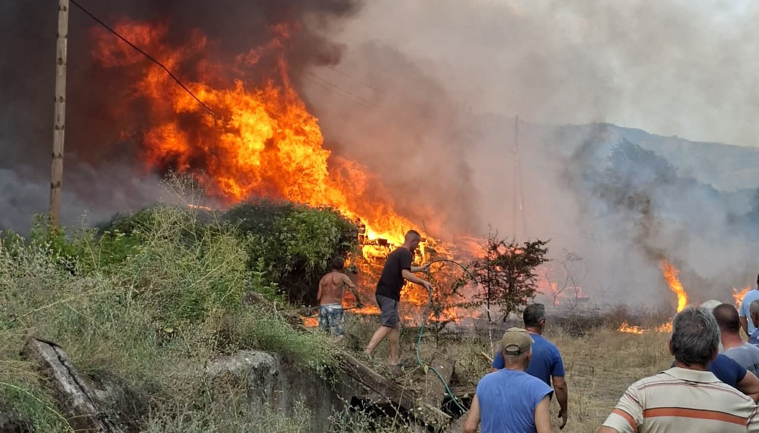 НА ЖЕЛЕЗНИЧКАТА СТАНИЦА ВО БОГОМИЛА СЕ ЗАПАЛИЈА КОРИСТЕНИ ДРВЕНИ ПРАГОВИ ЧИЕ ГОРЕЊЕ Е ЗАБРАНЕТО ПОРАДИ КАНЦЕРОГЕНИ МАТЕРИИ НА ЖЕЛЕЗНИЧКАТА СТАНИЦА ВО БОГОМИЛА СЕ ЗАПАЛИЈА КОРИСТЕНИ ДРВЕНИ ПРАГОВИ ЧИЕ ГОРЕЊЕ Е ЗАБРАНЕТО ПОРАДИ КАНЦЕРОГЕНИ МАТЕРИИ