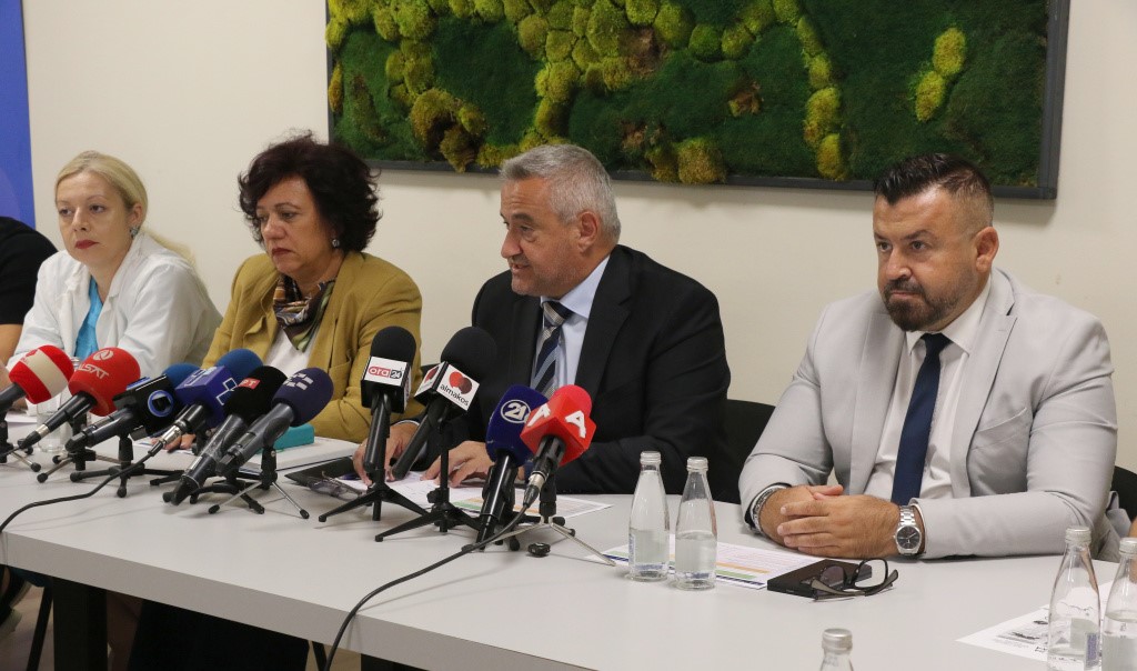 РЕГИСТРИРАНИ 35 ЗАРАЗЕНИ ОД ЗАПАДНОНИЛСКА ТРЕСКА, ПОЧИНАА ТРОЈЦА КОИ ИМАЛЕ ПОВЕЌЕ БОЛЕСТИ РЕГИСТРИРАНИ 35 ЗАРАЗЕНИ ОД ЗАПАДНОНИЛСКА ТРЕСКА, ПОЧИНАА ТРОЈЦА КОИ ИМАЛЕ ПОВЕЌЕ БОЛЕСТИ