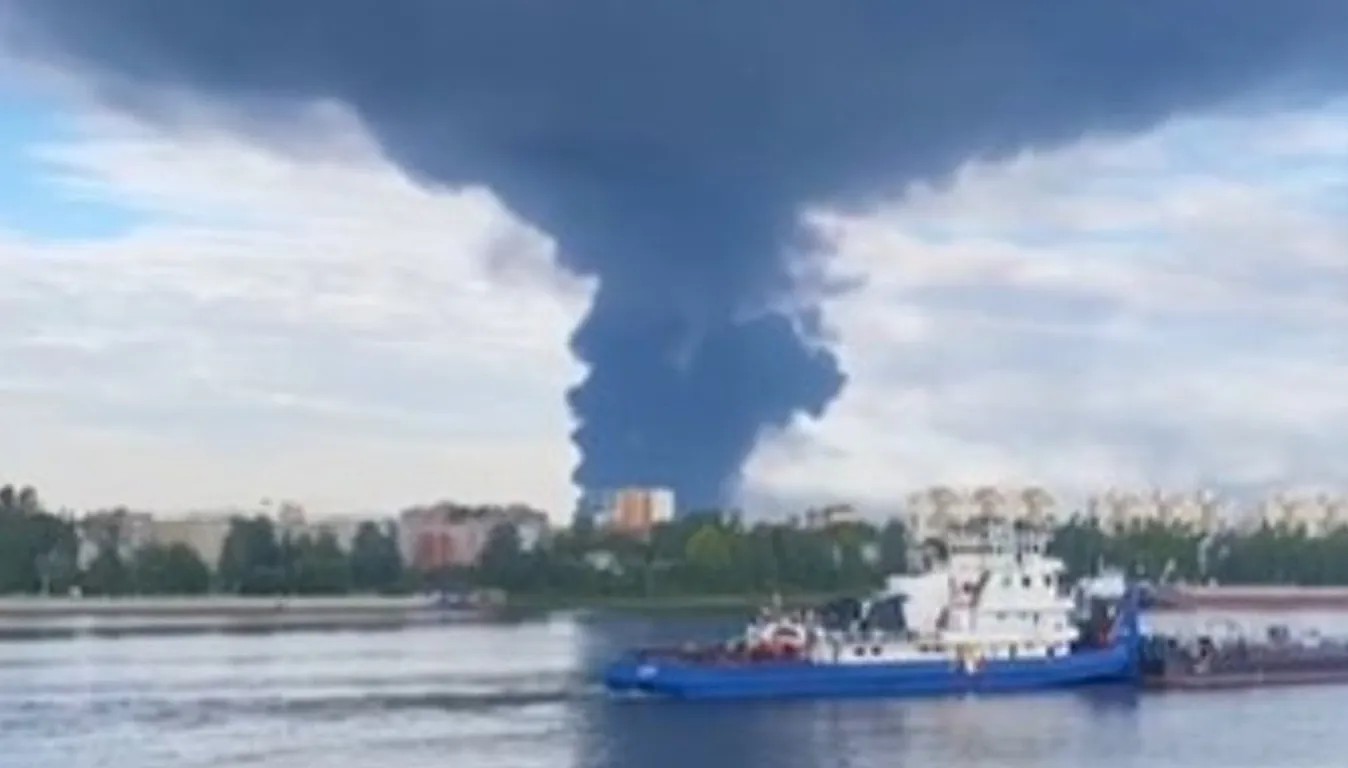 УКРАИНА ПОГОДИ ДВЕ ГОЛЕМИ РУСКИ РАФИНЕРИИ ОДДАЛЕЧЕНИ СТОТИЦИ КИЛОМЕТРИ ОД ГРАНИЦАТА УКРАИНА ПОГОДИ ДВЕ ГОЛЕМИ РУСКИ РАФИНЕРИИ ОДДАЛЕЧЕНИ СТОТИЦИ КИЛОМЕТРИ ОД ГРАНИЦАТА