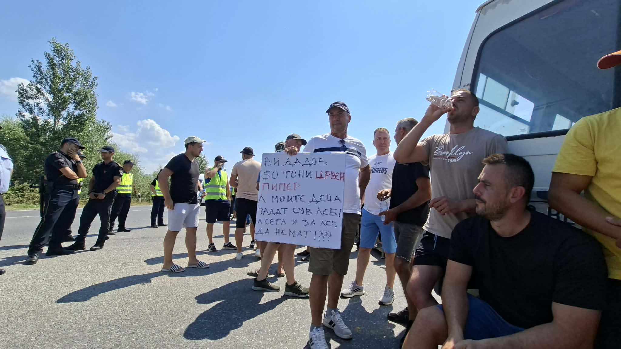 СТРУМИЧКИТЕ ЗЕМЈОДЕЛЦИ ВТОР ДЕН ПРОТЕСТИРАА, ОСВЕН ПОВИСОКИ ОТКУПНИ ЦЕНИ ПОБАРАА И ИСПЛАТА НА ЛАНСКИТЕ СУБВЕНЦИИ ЗА АЈВАРКАТА СТРУМИЧКИТЕ ЗЕМЈОДЕЛЦИ ВТОР ДЕН ПРОТЕСТИРАА, ОСВЕН ПОВИСОКИ ОТКУПНИ ЦЕНИ ПОБАРАА И ИСПЛАТА НА ЛАНСКИТЕ СУБВЕНЦИИ ЗА АЈВАРКАТА