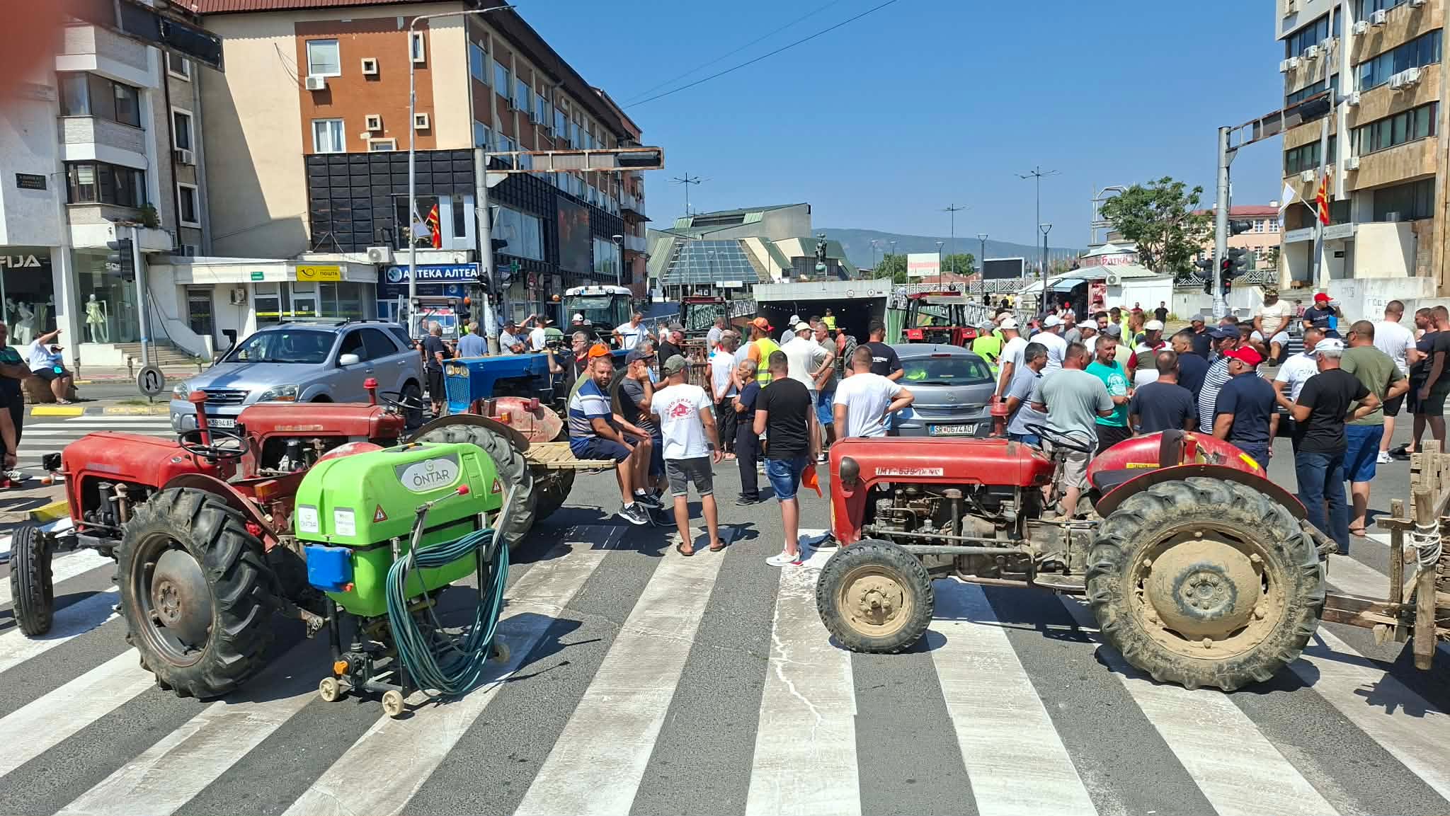 ЦЕЛО СЕМЕЈСТВО РМБАМЕ НА НИВА, А НЕКОЈ САКА ДА НИ ГО ЗЕМЕ РОДОТ ЗА ЏАБЕ, РЕКОА ЗЕМЈОДЕЛЦИТЕ, КОИ СО ТРАКТОРИ ГО БЛОКИРАА ЦЕНТАРОТ НА СТРУМИЦА ЦЕЛО СЕМЕЈСТВО РМБАМЕ НА НИВА, А НЕКОЈ САКА ДА НИ ГО ЗЕМЕ РОДОТ ЗА ЏАБЕ, РЕКОА ЗЕМЈОДЕЛЦИТЕ, КОИ СО ТРАКТОРИ ГО БЛОКИРАА ЦЕНТАРОТ НА СТРУМИЦА