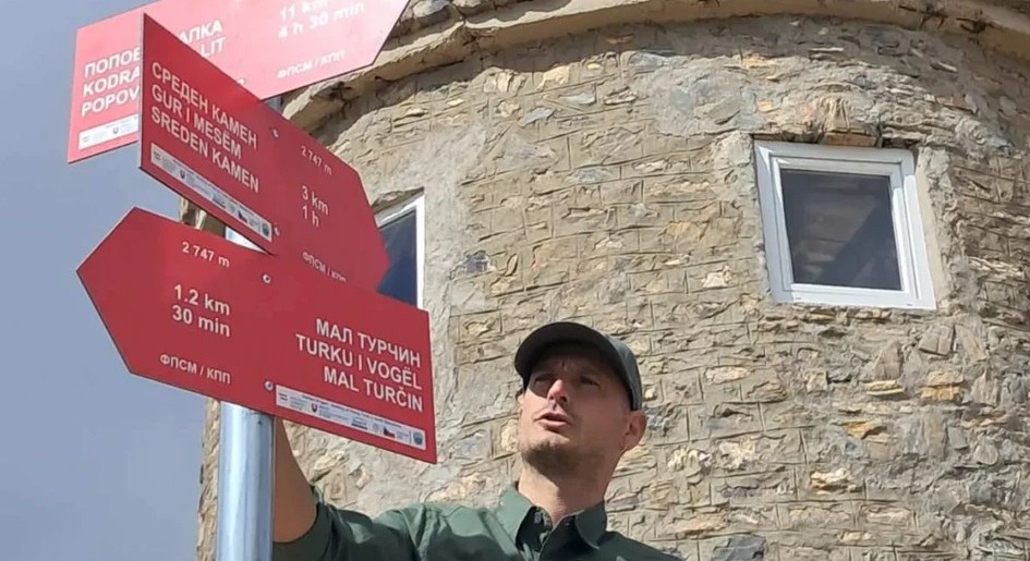 СЕ ОБНОВУВА ОШТЕТЕНАТА МАРКАЦИЈА НА ПЛАНИНСКАТА ПАТЕКА ОД ПОПОВА ШАПКА ДО ТИТОВ ВРВ СЕ ОБНОВУВА ОШТЕТЕНАТА МАРКАЦИЈА НА ПЛАНИНСКАТА ПАТЕКА ОД ПОПОВА ШАПКА ДО ТИТОВ ВРВ