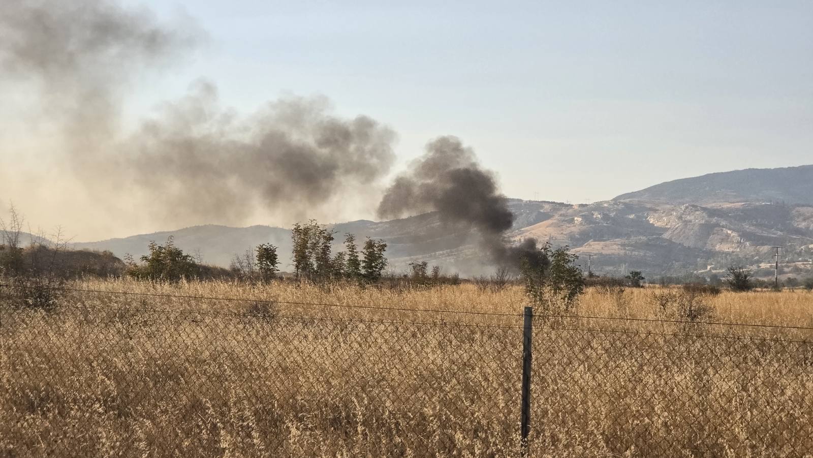 ГОРИ ДИВА ДЕПОНИЈА КАЈ „СТЕНКОВЕЦ“ И СКОПЈЕ Е ВО ЧАД, ПОЖАРОТ ВО РАМНО НА СКОПСКА ЦРНА ГОРА ГО ГАСАТ И 30 ВОЈНИЦИ ГОРИ ДИВА ДЕПОНИЈА КАЈ „СТЕНКОВЕЦ“ И СКОПЈЕ Е ВО ЧАД, ПОЖАРОТ ВО РАМНО НА СКОПСКА ЦРНА ГОРА ГО ГАСАТ И 30 ВОЈНИЦИ