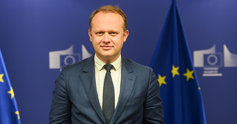 ТВОРЕЦОТ НА ФРАНЦУСКИОТ ПРЕДЛОГ ЗА МАКЕДОНИЈА СЕГА ЈА ПРАВИ НОВАТА СТРАТЕГИЈА НА ЕУ ЗА ПРОШИРУВАЊЕ КАКО СОВЕТНИК НА ФОН ДЕР ЛАЈЕН