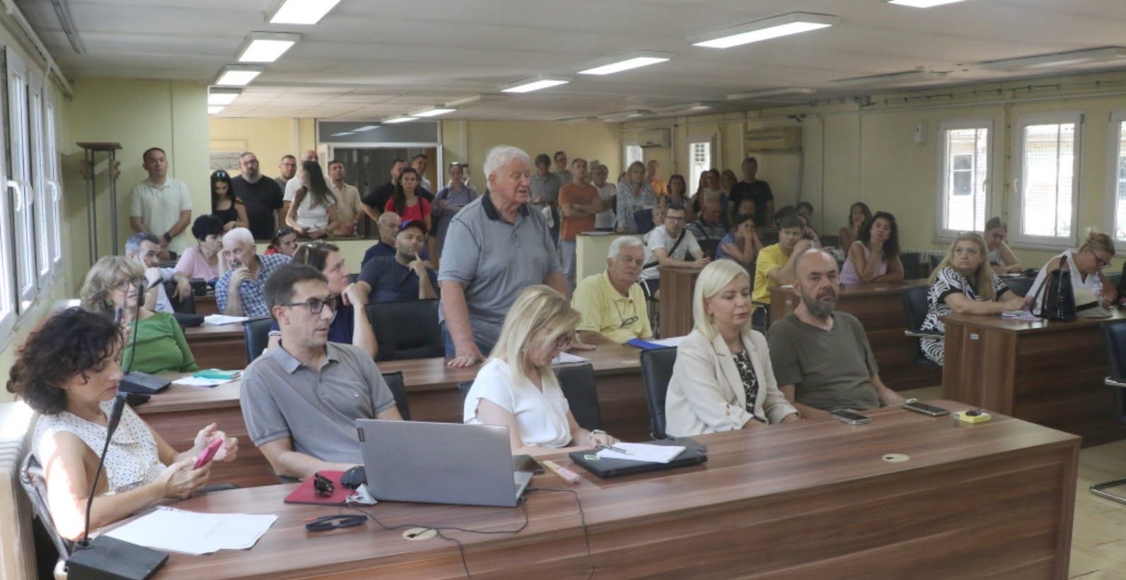 ГРАДОНАЧАЛНИКОТ ГЕРАСИМОВСКИ ОД СДСМ НЕ ДОЈДЕ НА ЈАВНАТА РАСПРАВА, А ПРЕТСЕДАТЕЛКАТА НА СОВЕТОТ ВЕЛКОВСКА ОД ВМРО-ДПМНЕ ГО БРАНЕШЕ ПЛАНОТ ЗА ГРАДЕЊЕ ЗГРАДИ НА ВОДНО ГРАДОНАЧАЛНИКОТ ГЕРАСИМОВСКИ ОД СДСМ НЕ ДОЈДЕ НА ЈАВНАТА РАСПРАВА, А ПРЕТСЕДАТЕЛКАТА НА СОВЕТОТ ВЕЛКОВСКА ОД ВМРО-ДПМНЕ ГО БРАНЕШЕ ПЛАНОТ ЗА ГРАДЕЊЕ ЗГРАДИ НА ВОДНО