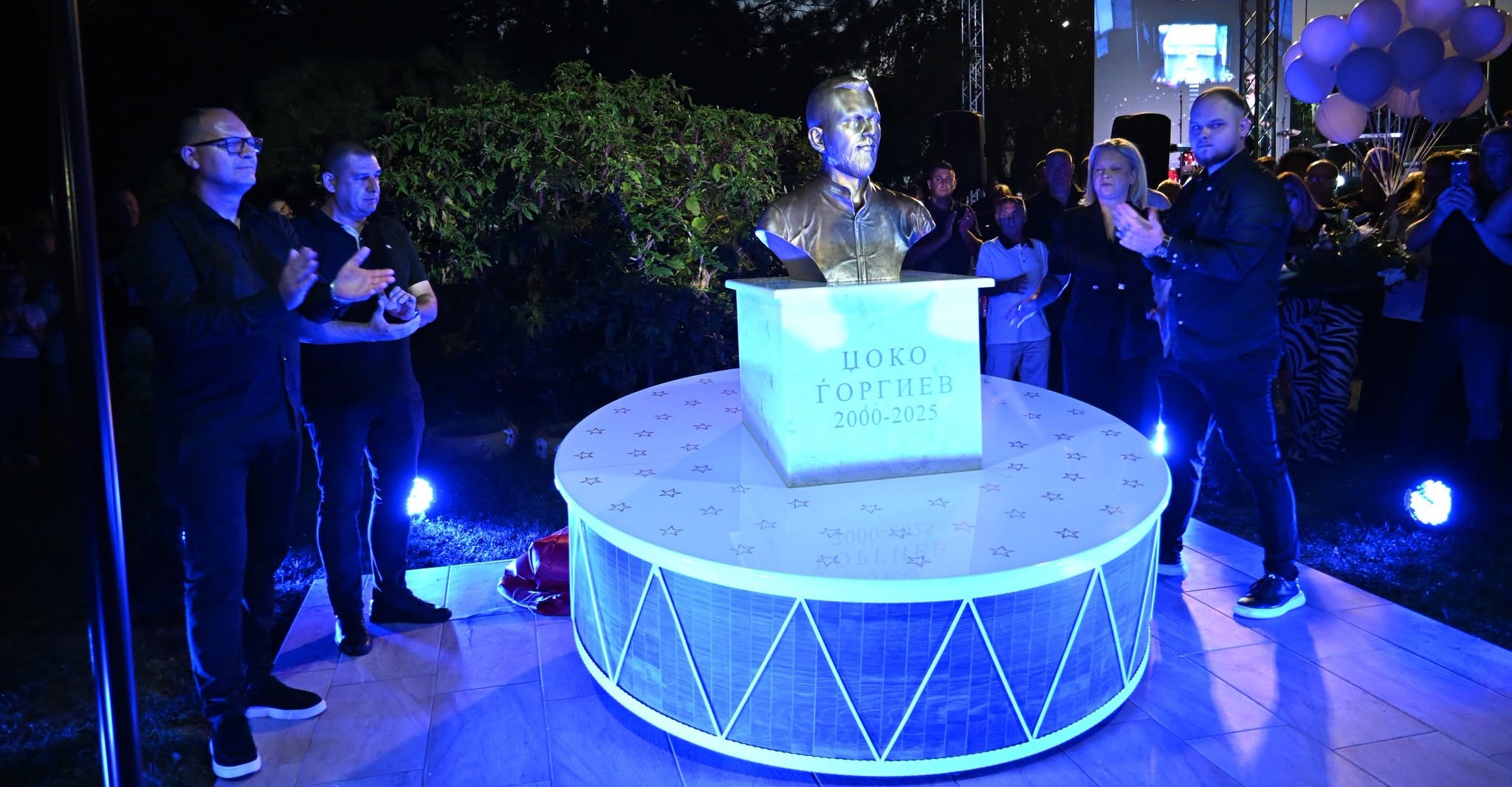 ВО СТРУМИЦА ПОСТАВЕНА БИСТА НА ТАПАНАРОТ НА „ДНК“ ЃОРЃИ ЃОРЃИЕВ КОЈ ЗАГИНА ВО ПОЖАРОТ ВО ДИСКОТЕКАТА „ПУЛС“