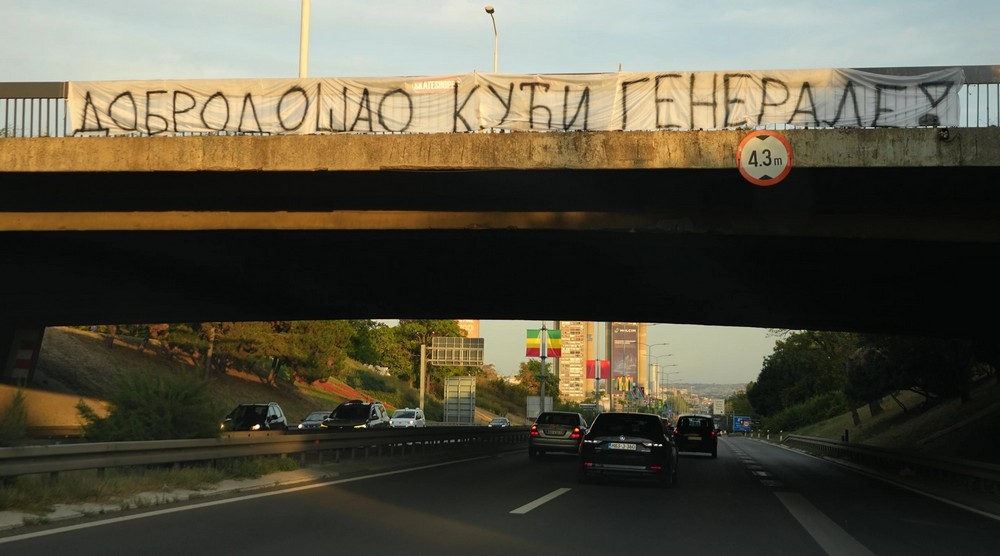 ТЕЛОТО НА МЛАДИЌ, ВОЕНИОТ ЗЛОСТОРНИК ОСУДЕН ЗА ГЕНОЦИД, ДОЧЕКАНО ВО БЕЛГРАД СО ВОЕНИ ПОЧЕСТИ, СЕ ОЧЕКУВААТ ДЕСЕТИЦИ ИЛЈАДИ ЛУЃЕ НА ПОГРЕБОТ