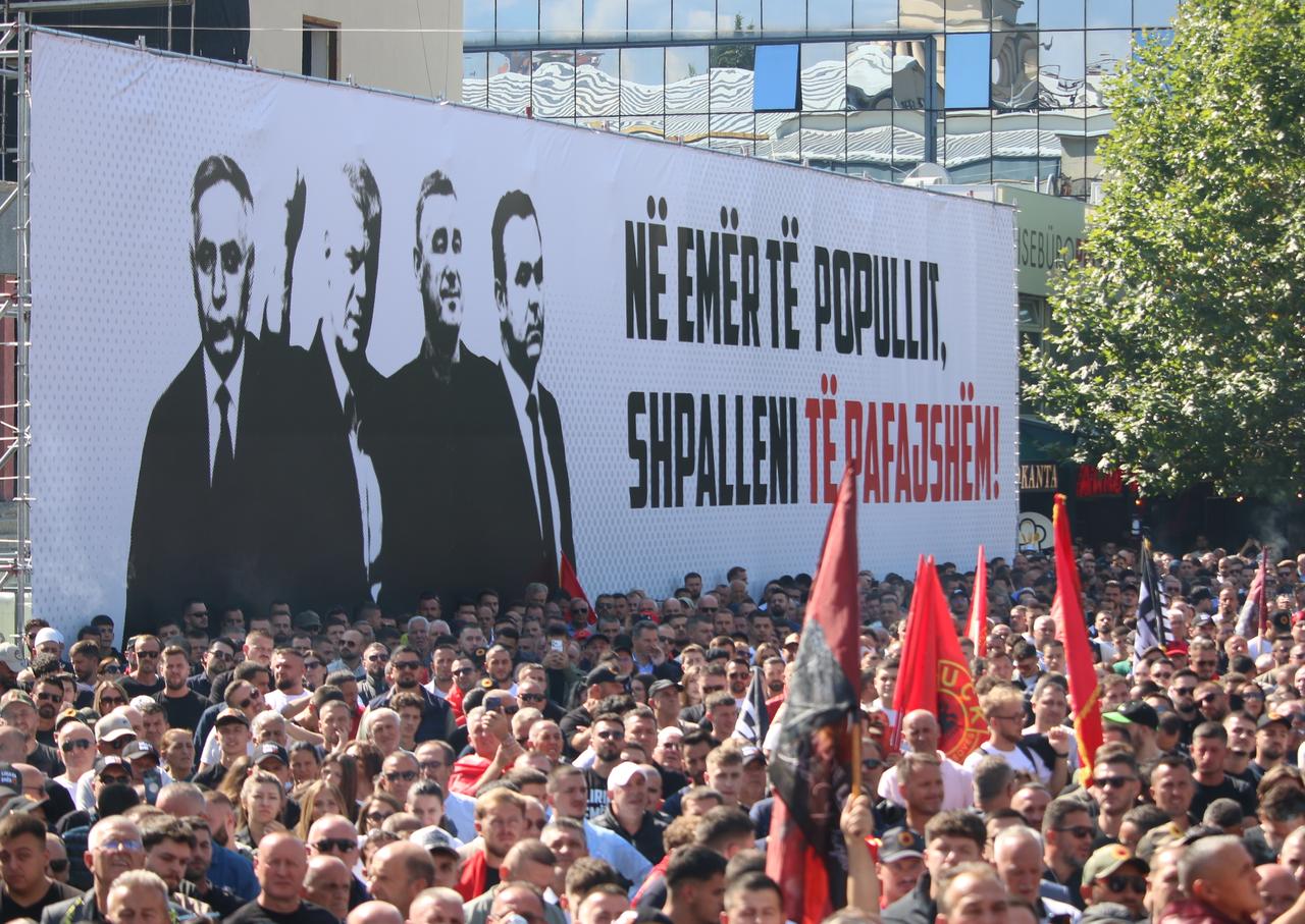 ПРОТЕСТИ ВО ПРИШТИНА ПО ПРЕСУДАТА ЗА ХАШИМ ТАЧИ ЗА ВОЕНИ ЗЛОСТОРСТВА, КОСОВО И АЛБАНИЈА ВЕЛАТ ДЕКА ОДЛУКАТА Е СРАМНА И НЕПРАВЕДНА ПРОТЕСТИ ВО ПРИШТИНА ПО ПРЕСУДАТА ЗА ХАШИМ ТАЧИ ЗА ВОЕНИ ЗЛОСТОРСТВА, КОСОВО И АЛБАНИЈА ВЕЛАТ ДЕКА ОДЛУКАТА Е СРАМНА И НЕПРАВЕДНА