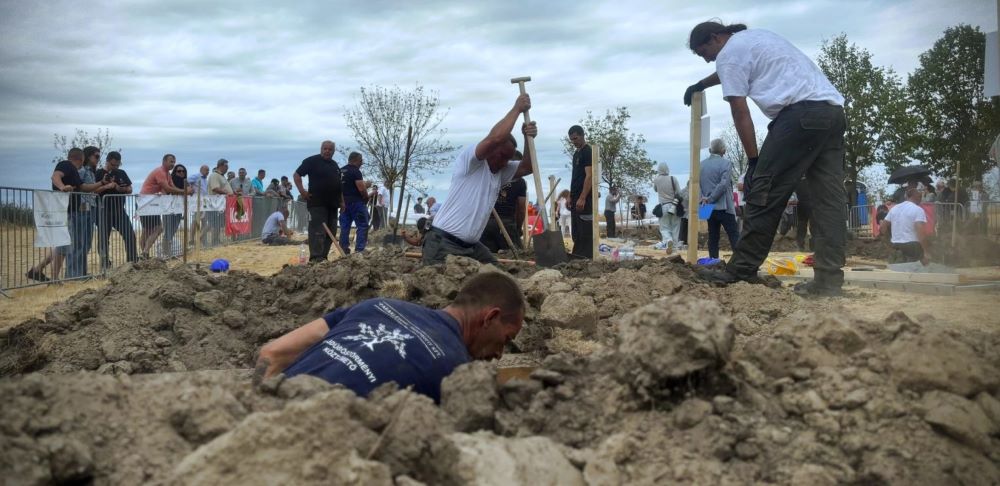 НАТПРЕВАР ВО КОПАЊЕ ГРОБОВИ ЗАРАДИ ПРОМОЦИЈА НА ПРОФЕСИЈАТА ГРОБАР ВО УНГАРИЈА НАТПРЕВАР ВО КОПАЊЕ ГРОБОВИ ЗАРАДИ ПРОМОЦИЈА НА ПРОФЕСИЈАТА ГРОБАР ВО УНГАРИЈА