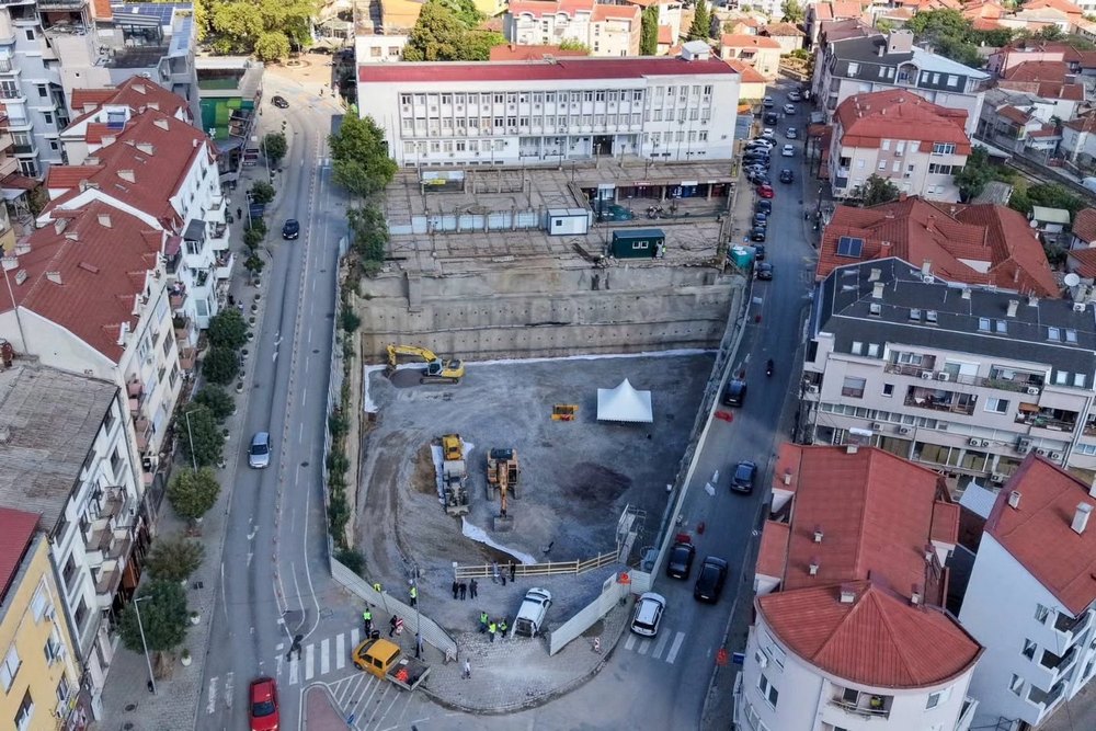 ВЕЛЕШАНИ СЕ ЖАЛАТ ДЕКА СЕКОЈДНЕВНО ЧУВСТВУВААТ ЗЕМЈОТРЕСИ ПОРАДИ ИЗГРАДБАТА НА ПОДЗЕМНАТА КАТНА ГАРАЖА, ИЗВЕДУВАЧОТ ВЕЛИ ТАКА ЌЕ БИДЕ УШТЕ 10 ДЕНА ВЕЛЕШАНИ СЕ ЖАЛАТ ДЕКА СЕКОЈДНЕВНО ЧУВСТВУВААТ ЗЕМЈОТРЕСИ ПОРАДИ ИЗГРАДБАТА НА ПОДЗЕМНАТА КАТНА ГАРАЖА, ИЗВЕДУВАЧОТ ВЕЛИ ТАКА ЌЕ БИДЕ УШТЕ 10 ДЕНА