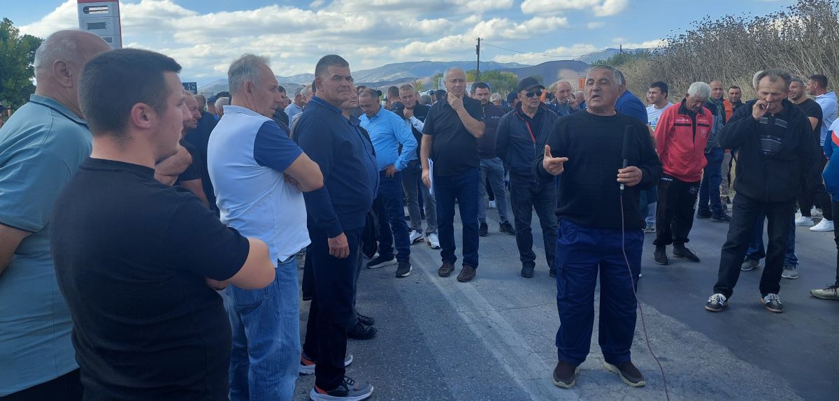 НА ПРОТЕСТ СЕ ОБЕДИНИЈА ЗЕМЈОДЕЛЦИТЕ И СТОЧАРИТЕ ОД ЦЕЛА МАКЕДОНИЈА И ГО БЛОКИРАА ПАТОТ БИТОЛА-ПРИЛЕП НА ПРОТЕСТ СЕ ОБЕДИНИЈА ЗЕМЈОДЕЛЦИТЕ И СТОЧАРИТЕ ОД ЦЕЛА МАКЕДОНИЈА И ГО БЛОКИРАА ПАТОТ БИТОЛА-ПРИЛЕП