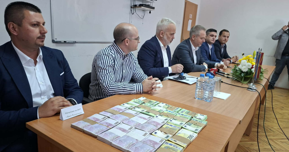 ПОЛИЦИЈАТА ПРОНАЈДЕ 600 ИЛЈАДИ ЕВРА ЗА КОИ НЕМАЛО ПОКРИТИЕ, КРИВИЧНИ ПРИЈАВИ ЗА ДВЕ ФИЗИЧКИ И ЕДНО ПРАВНО ЛИЦЕ ВО СТРУМИЦА ПОЛИЦИЈАТА ПРОНАЈДЕ 600 ИЛЈАДИ ЕВРА ЗА КОИ НЕМАЛО ПОКРИТИЕ, КРИВИЧНИ ПРИЈАВИ ЗА ДВЕ ФИЗИЧКИ И ЕДНО ПРАВНО ЛИЦЕ ВО СТРУМИЦА