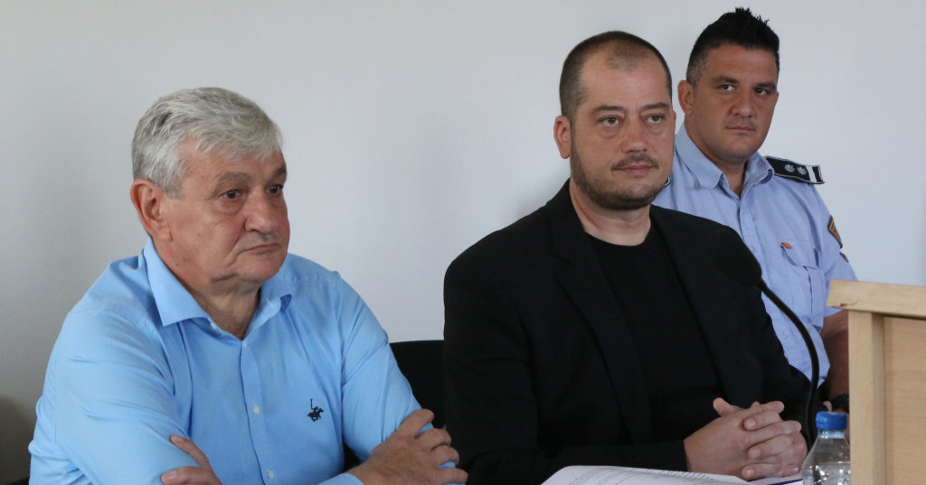 ДИРЕКТОРОТ ВАСЕ АНАКИЕВ НЕ ЗБОРЕШЕ ГЛАСНО, НА ТЕЛЕФОНОТ НА НАШИОТ ШПЕДИТЕР НАПИША „100.000 ЕВРА НА ДВЕ РАТИ“, СВЕДОЧИ РЕКЕТИРАНИОТ СТОПАНСТВЕНИК КОЈ ВЕДНАШ ГО ПРИЈАВИ ОВОЈ ФУНКЦИОНЕР ОД СОЦИЈАЛИСТИЧКАТА ПАРТИЈА ДИРЕКТОРОТ ВАСЕ АНАКИЕВ НЕ ЗБОРЕШЕ ГЛАСНО, НА ТЕЛЕФОНОТ НА НАШИОТ ШПЕДИТЕР НАПИША „100.000 ЕВРА НА ДВЕ РАТИ“, СВЕДОЧИ РЕКЕТИРАНИОТ СТОПАНСТВЕНИК КОЈ ВЕДНАШ ГО ПРИЈАВИ ОВОЈ ФУНКЦИОНЕР ОД СОЦИЈАЛИСТИЧКАТА ПАРТИЈА