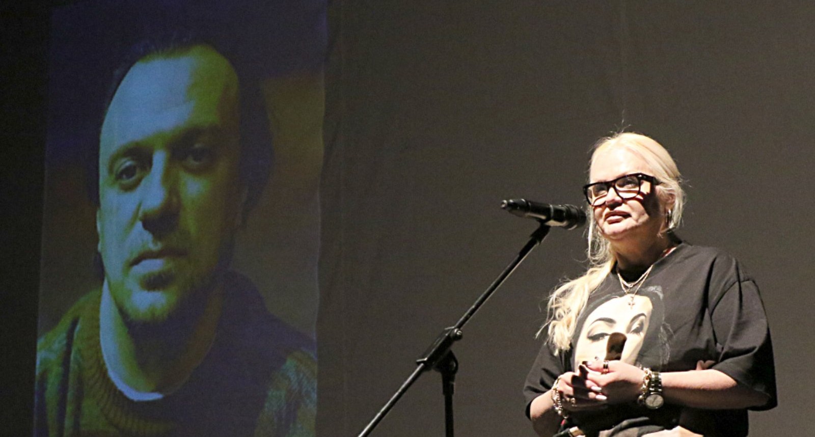 САШО МИЛЕНКОВСКИ ГО УБИ ТАГАТА, ГО УБИ НЕМОЖНОСТА ДА ИЗРЕЖИРА УШТЕ ЕДЕН ПРОЕКТ, ДА СПАСИ УШТЕ НЕКОЈ ЛИК, РЕЧЕ ВЕСНА ПЕТРУШЕВСКА НА КОМЕМОРАЦИЈАТА ВО СКОПСКИОТ ДРАМСКИ ТЕАТАР САШО МИЛЕНКОВСКИ ГО УБИ ТАГАТА, ГО УБИ НЕМОЖНОСТА ДА ИЗРЕЖИРА УШТЕ ЕДЕН ПРОЕКТ, ДА СПАСИ УШТЕ НЕКОЈ ЛИК, РЕЧЕ ВЕСНА ПЕТРУШЕВСКА НА КОМЕМОРАЦИЈАТА ВО СКОПСКИОТ ДРАМСКИ ТЕАТАР