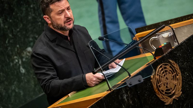 УКРАИНА ПРЕФРЛИЛА ДВАЈЦА ЗАРОБЕНИ СЕВЕРНОКОРЕЈСКИ ВОЈНИЦИ ВО КОРЕЈА, ЗЕЛЕНСКИ КАЖА ДЕКА ТИЕ ТЕШКО СЕ ФАЌААТ ЖИВИ
