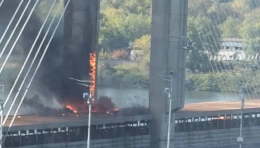 РУСКИ ДРОНОВИ ПРВПАТ ПОГОДИЈА ЕДЕН ОД ГЛАВНИТЕ МОСТОВИ ВО КИЕВ