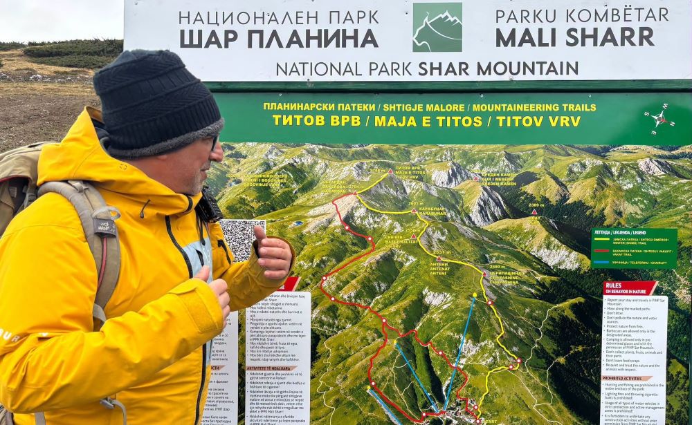 ЦЕЛОСНО ОБНОВЕНА ЗИМСКАТА МАРКАЦИЈА НА ПЛАНИНАРСКАТА ПАТЕКА ПОПОВА ШАПКА-ТИТОВ ВРВ КОЈА БЕШЕ УНИШТЕНА ВО АВГУСТ