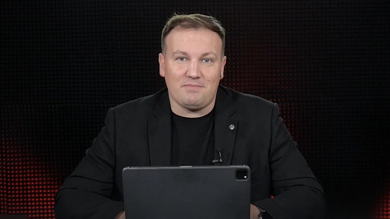 ВО ЦРНА ГОРА УАПСЕН ВЛИЈАТЕЛНИОТ РУСКИ ВОЕН БЛОГЕР РИБАР, ГО СОМНИЧАТ ЗА ОБИД ЗА ДЕСТАБИЛИЗАЦИЈА НА ЗЕМЈАТА