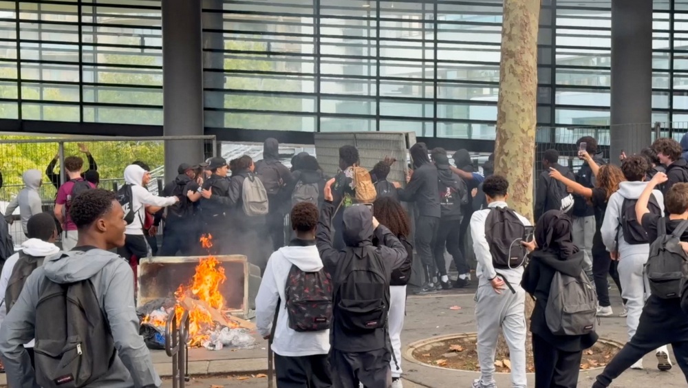 ПРОТЕСТИТЕ НА СРЕДНОШКОЛЦИТЕ ВО ФРАНЦИЈА СЕ ПРЕТВОРИЈА ВО УРБАНО НАСИЛСТВО, КАЖА ВЛАДАТА, ЗАТВОРЕНИ НАД 400 ШКОЛИ