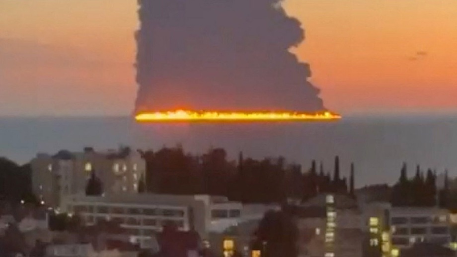 ЗАТВОРЕНИ ПЛАЖИТЕ ВО СОЧИ ОТКАКО ДРОН ПОГОДИ И ЗАПАЛИ ТАНКЕР ВО ЦРНОТО МОРЕ